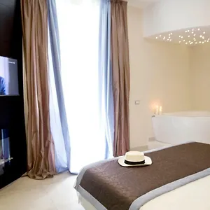 4* לינה וארוחת בוקר Roman Holidays Boutique